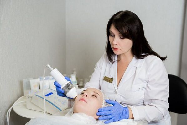 Performing cryotherapy on the face
